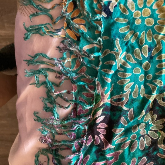 Batik fits size M made in Indonesia green pull on blouse - Picture 5 of 5